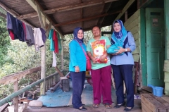 Dharma Wanita PDAM Bagi-bagi Sembako